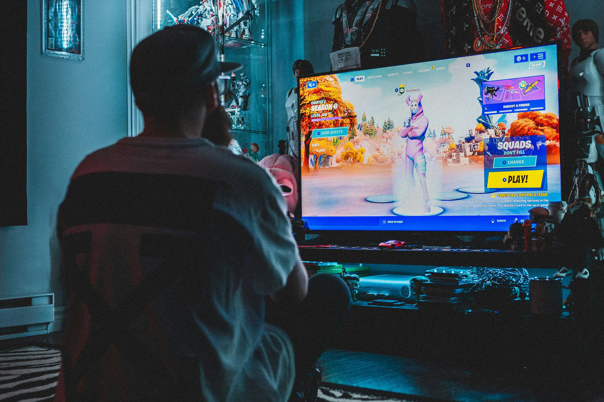 Через облако или геймпад: топ-5 способов играть на Smart TV без консоли