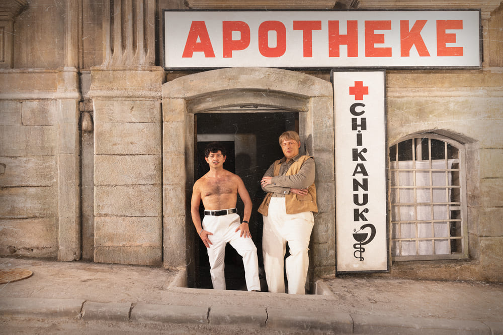 Свежие кадры со съемок: когда на ТВ покажут новогодний фильм «Небриллиантовая рука»