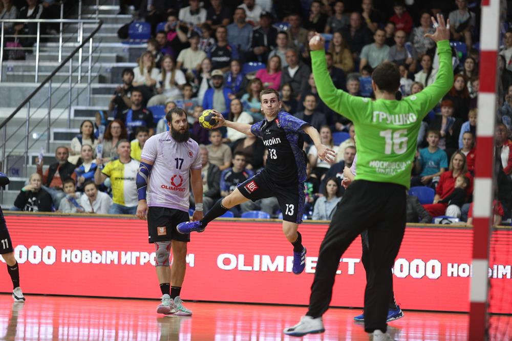 Занавес года в Подмосковье: смотрим матч гандбольной суперлиги «Чеховские Медведи» – «ВиктОр» на канале «Мяч»