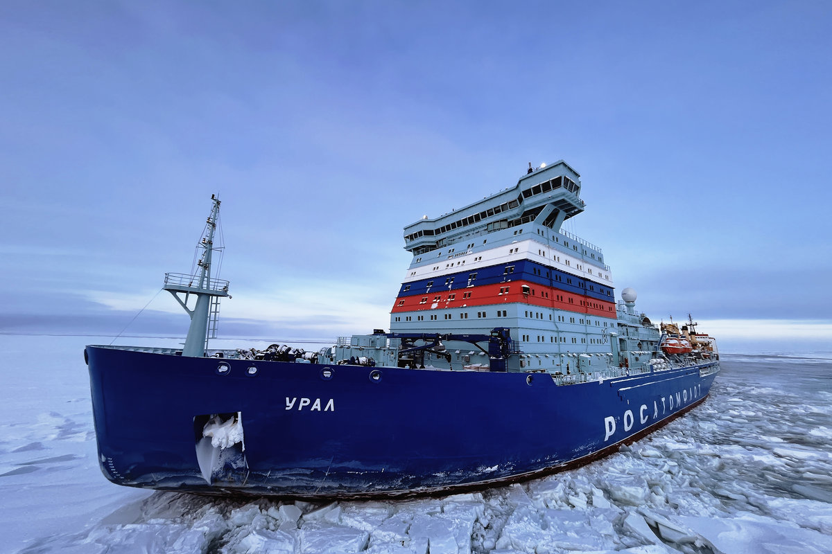 Атомный ледокол доставил оборудование «Триколор» в самый северный поселок России