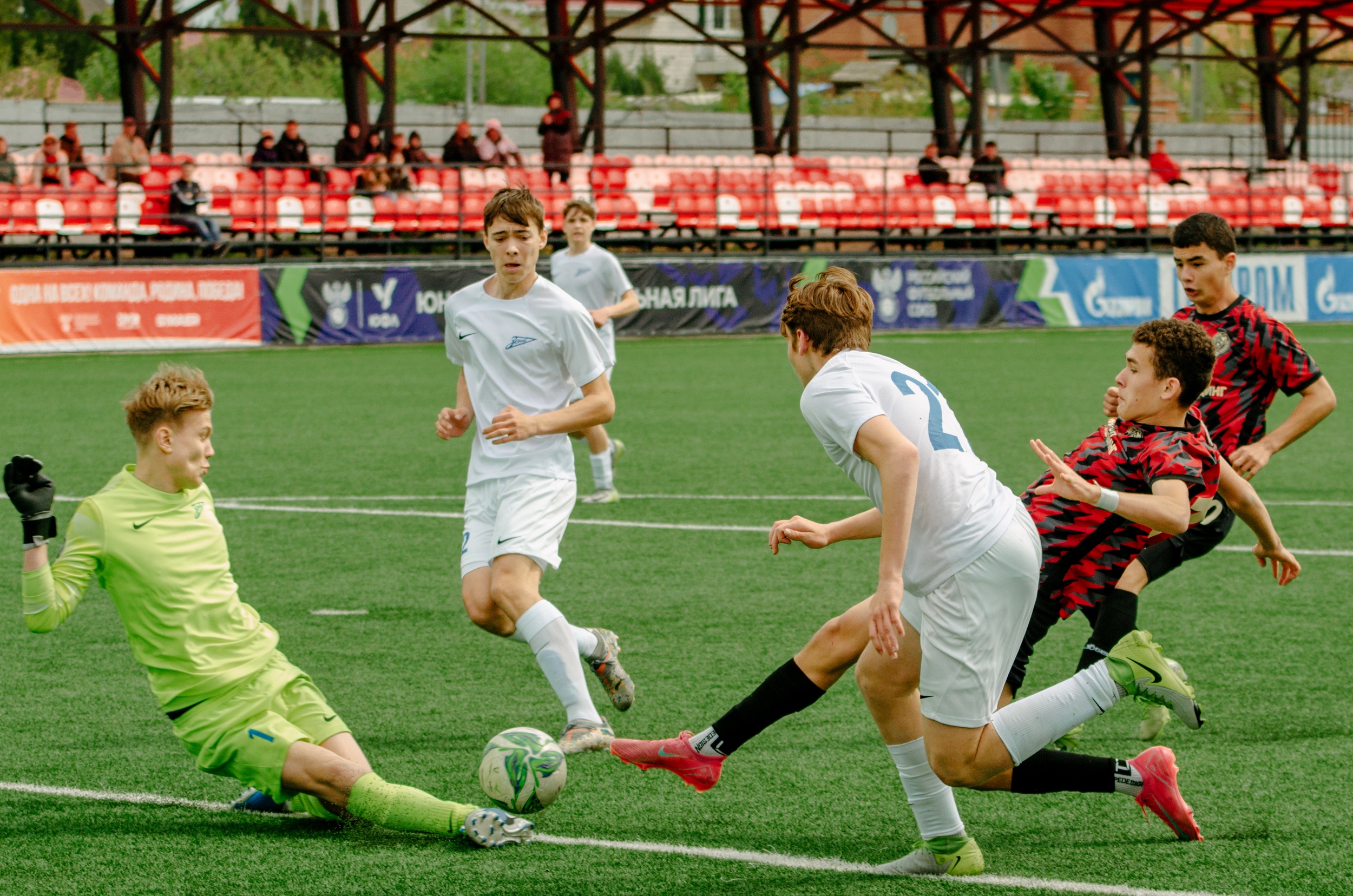 Футбольная битва столичных регионов: смотрим трансляции матчей ЮФЛ «Мастер-Сатурн» – СШОР «Зенит» на канале «Мяч»