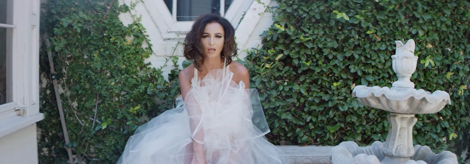 Открывает мир других мужчин