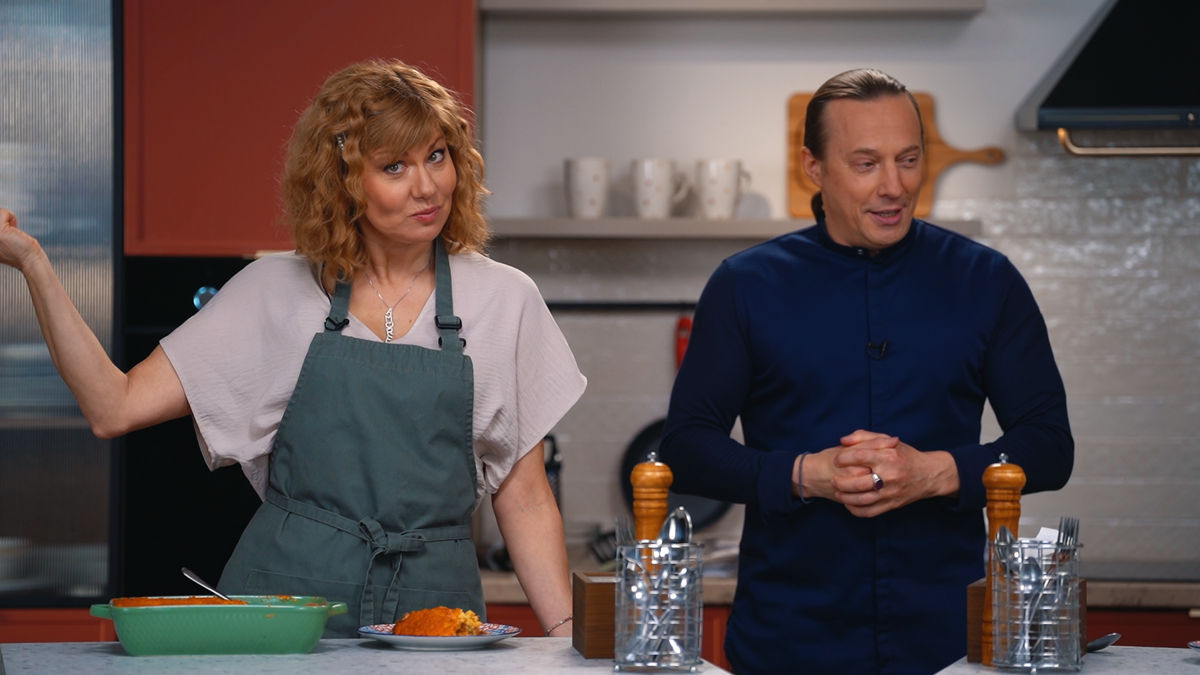 В новом выпуске шоу «Фирменный рецепт с Емельяненко» на Пятом канале гостьями станут Елена Бирюкова и Юлия Куварзина