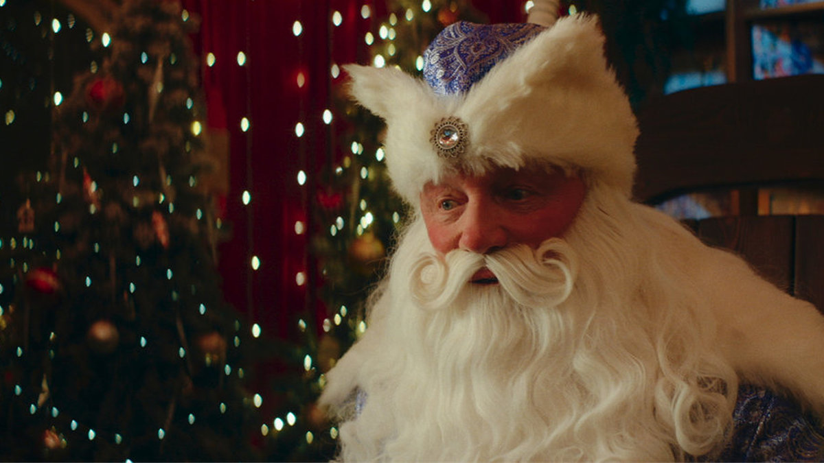 Сразу два Деда Мороза: создатели фильма «Елки 12» поделились новыми кадрами со съемочной площадки