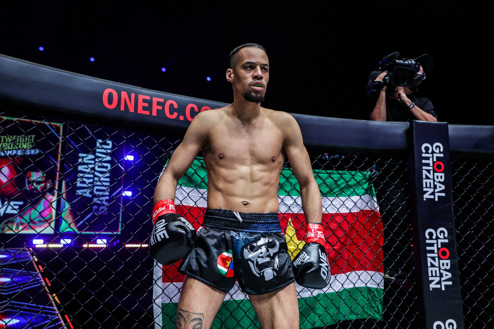 Чемпионский бой Эрсель – Джарвис, реванш Гасанов – Тонон и схватка Грищенко – Тайнан на ночном турнире лиги ONE на «МАТЧ!»