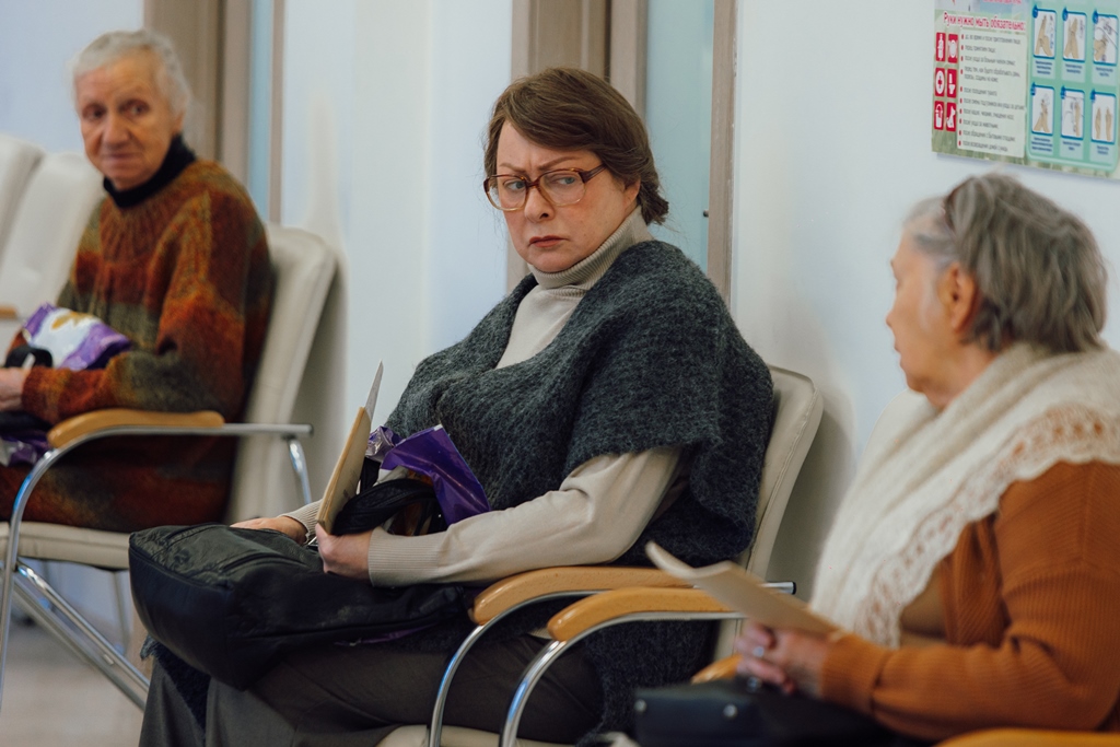 Известна дата премьеры комедийного сериала «Олдскул» с Марией Ароновой на PREMIER и START