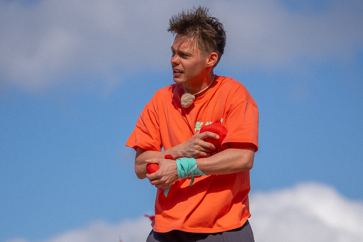 «Моим спасением стали молитвы, уединение и режим экономии энергии» – Аристарх Венес об участии в шоу «Звезды в джунглях. Карибский сезон» на ТНТ