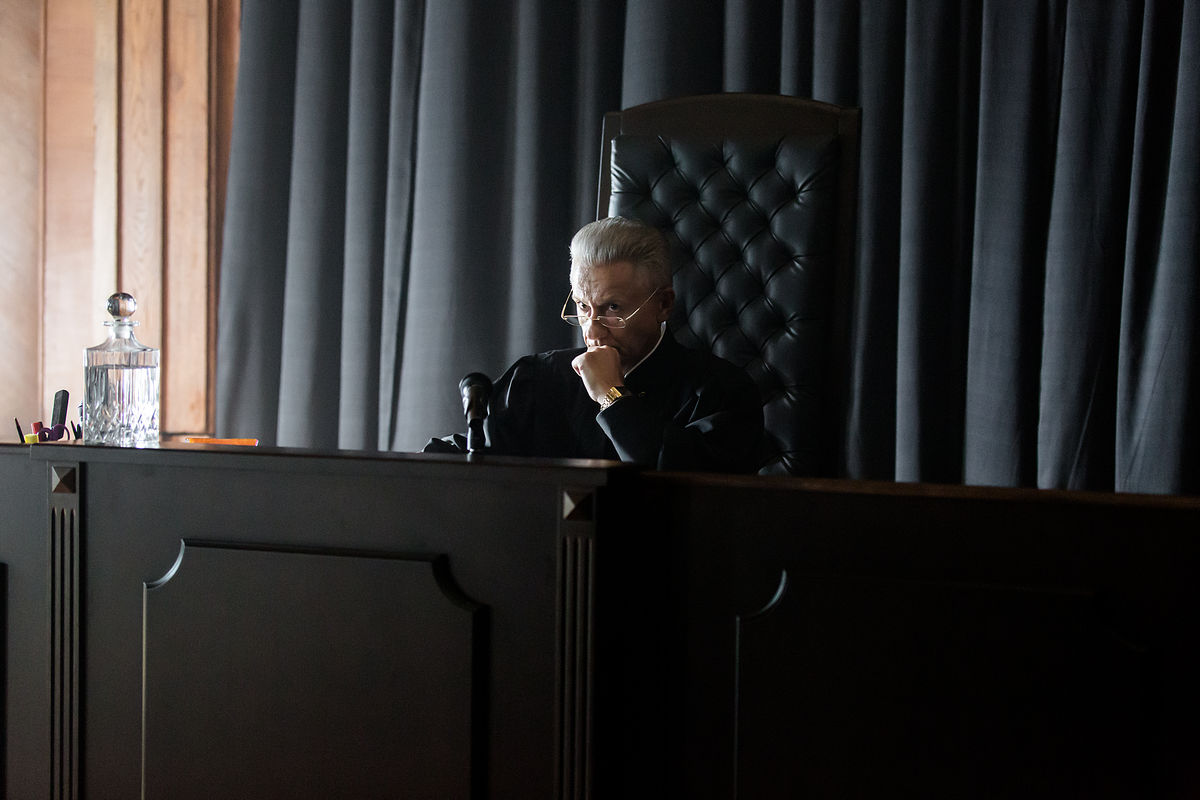 Первый канал вновь покажет драматический сериал «Ваша честь» с Олегом Меньшиковым