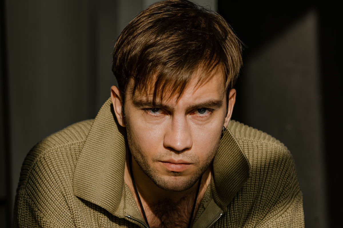 «Меня называли сибирским волчонком»: актер Василий Бриченко о сериалах «Только Насти не хватало», «Аутсорс» и новых ролях