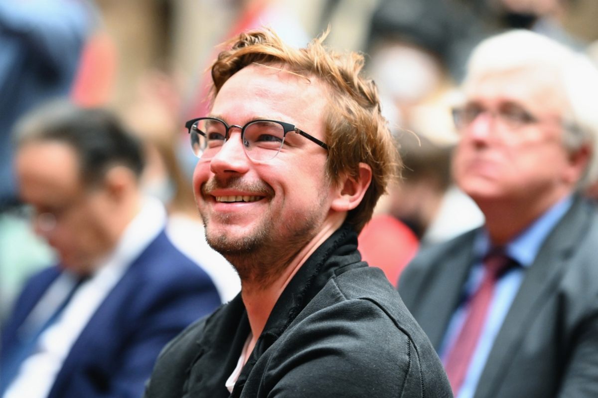 Смотрите премьеру документального сериала про актера Александра Петрова «Вопреки»