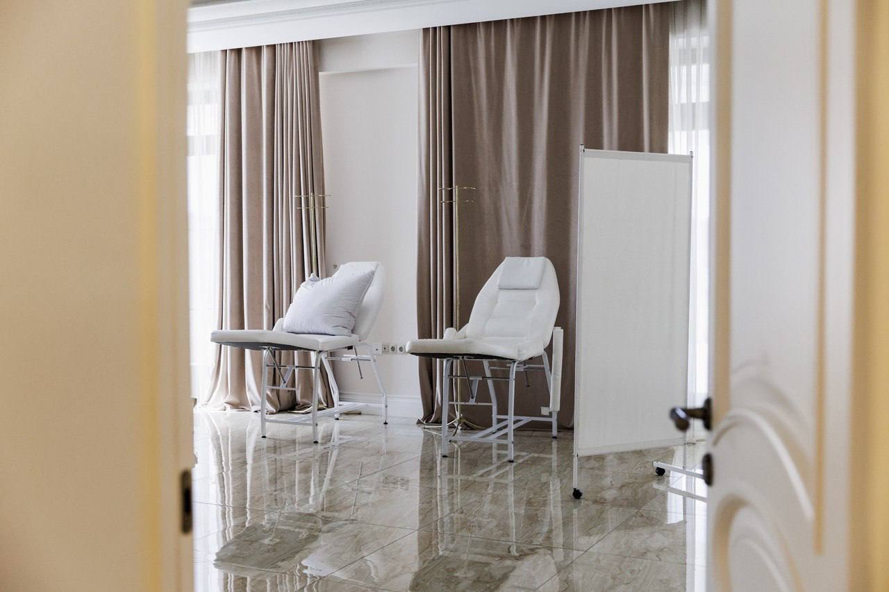 Телеканал «Пятница!» анонсировал новый проект «Звезды под капельницей»