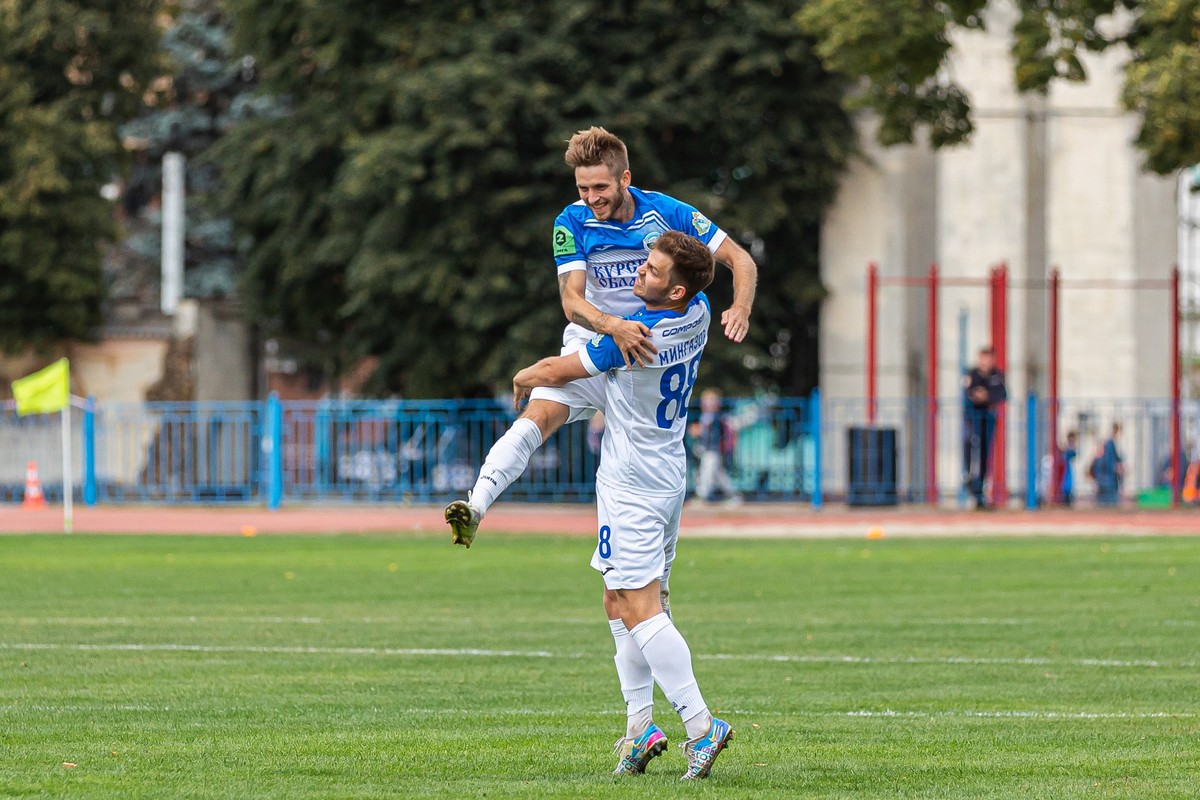 Уральское дерби и битвы в центре и на юге: смотрим бесплатные трансляции матчей Второй лиги в Триколоре