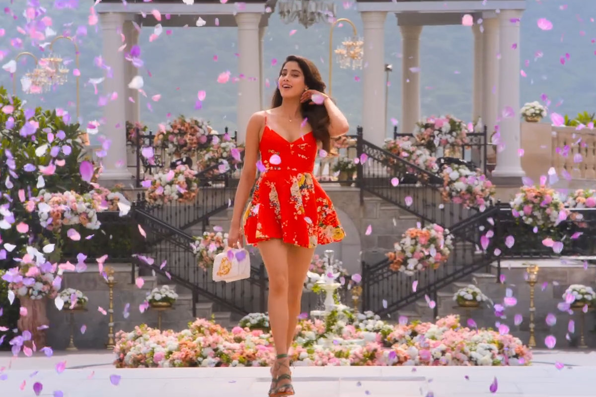 В наш прокат выходит индийская комедийная мелодрама «Сани Санскари и Тулси Кумари» о ложном романе, который должен вернуть бывших