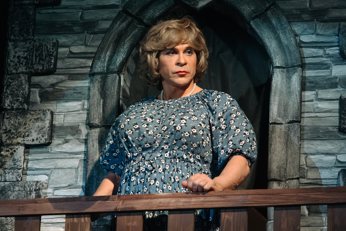 Подошли к концу съемки комедийного сериала «Как Деревянко Чехова играл» для СТС