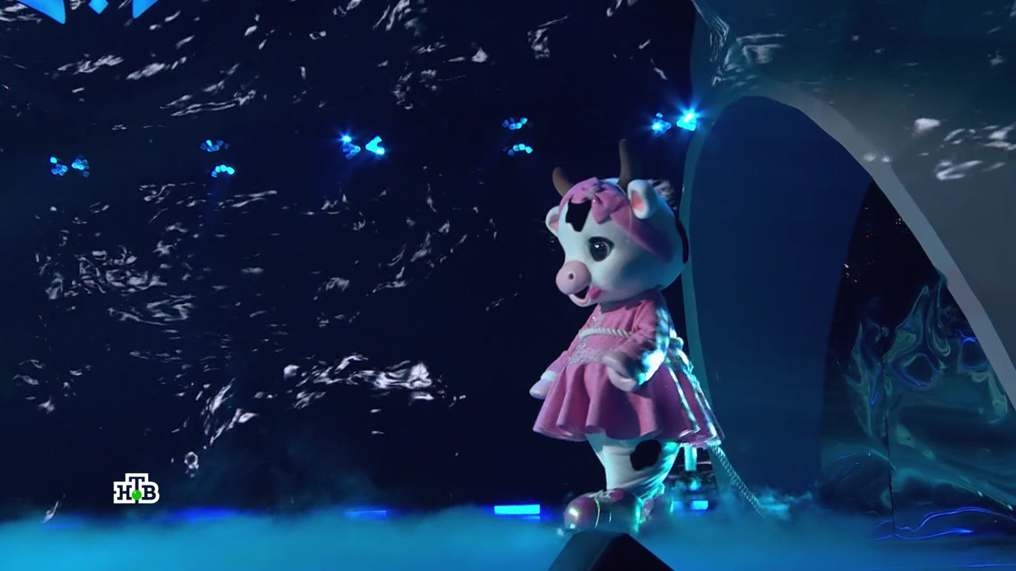 Не досчитались буренки: кто из звезд выступал в костюме Коровки и первой покинул шестой сезон шоу «Маска»