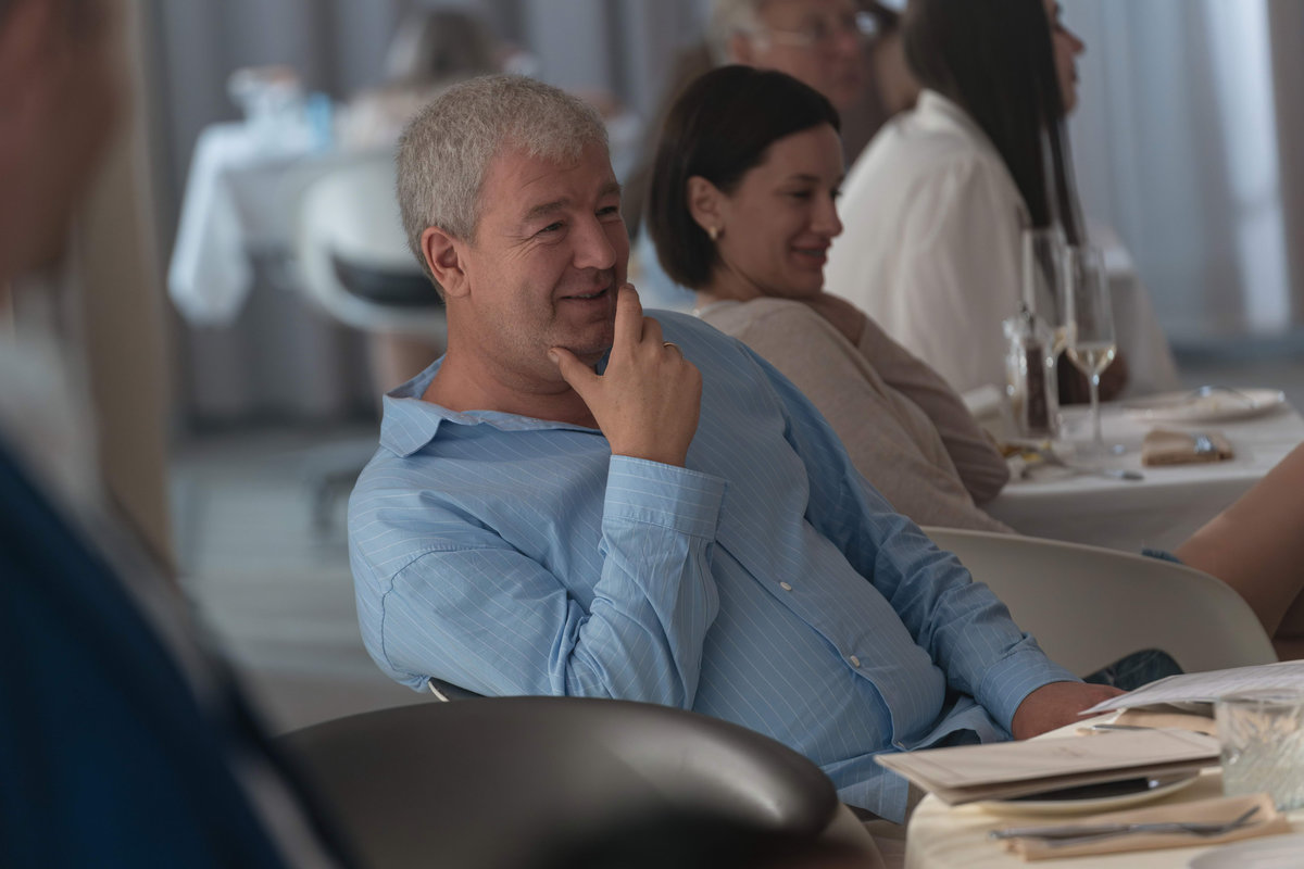 ТНТ объявил дату премьеры комедийного сериала «День семьи» с Александром Робаком и Марьяной Спивак