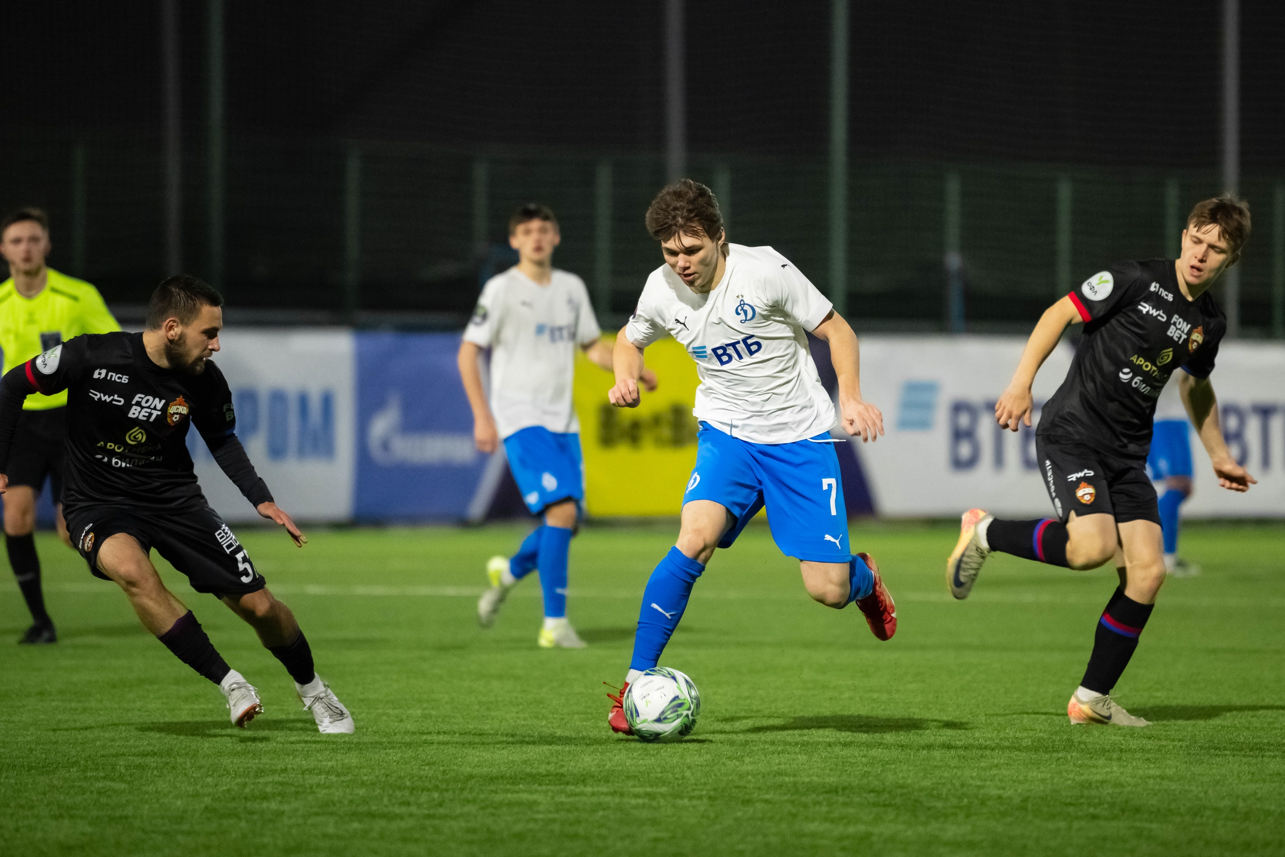 «Локомотив» – «Краснодар», ЦСКА – «Динамо», «Балтика» – «Зенит» и другие игры 18-го тура МФЛ на каналах «Мяч» и «ТВ Спорт»