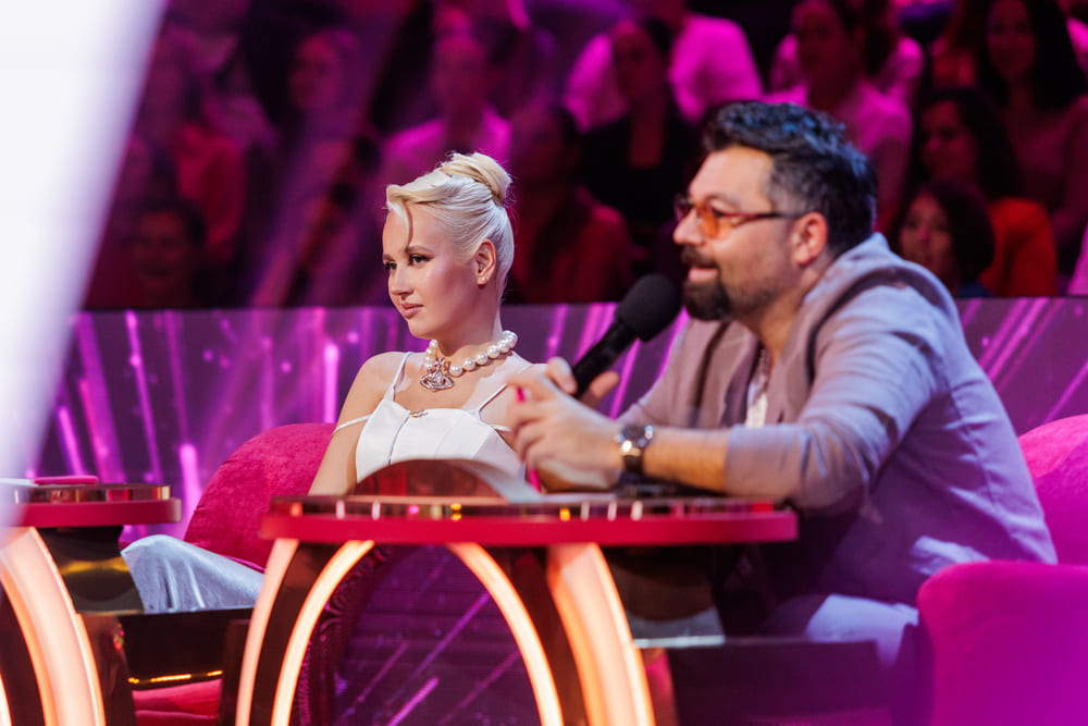 Новый выпуск: Алексей Чумаков удивил всех флиртом с Клавой Кокой в шоу «Конфетка»