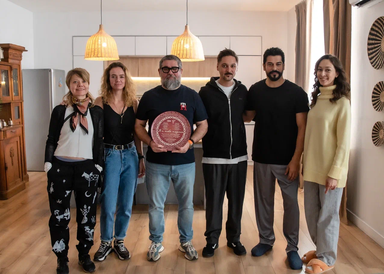 Любовь без границ: завершаются съемки проекта «Я к тебе надолго» со звездой сериалов «Черная любовь» и «Основание: Осман» Бураком Озчивитом