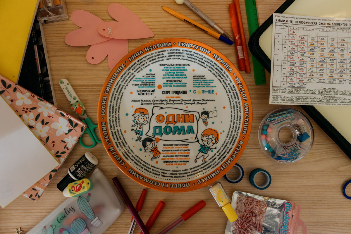 Первые фото с площадки: стартовали съемки ситкома «Одни дома» для телеканала «Солнце»