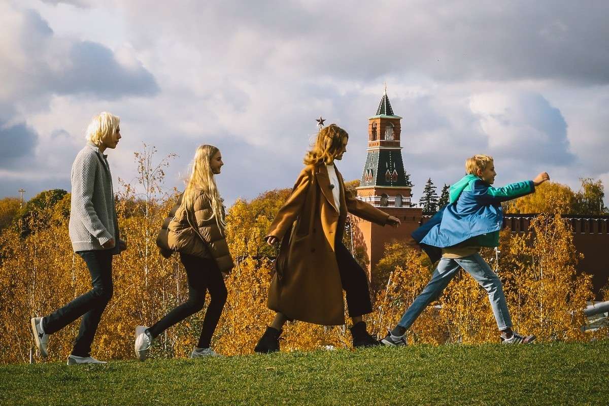«Русские каникулы»: Наталья Водянова со своими детьми создают документальный проект о России