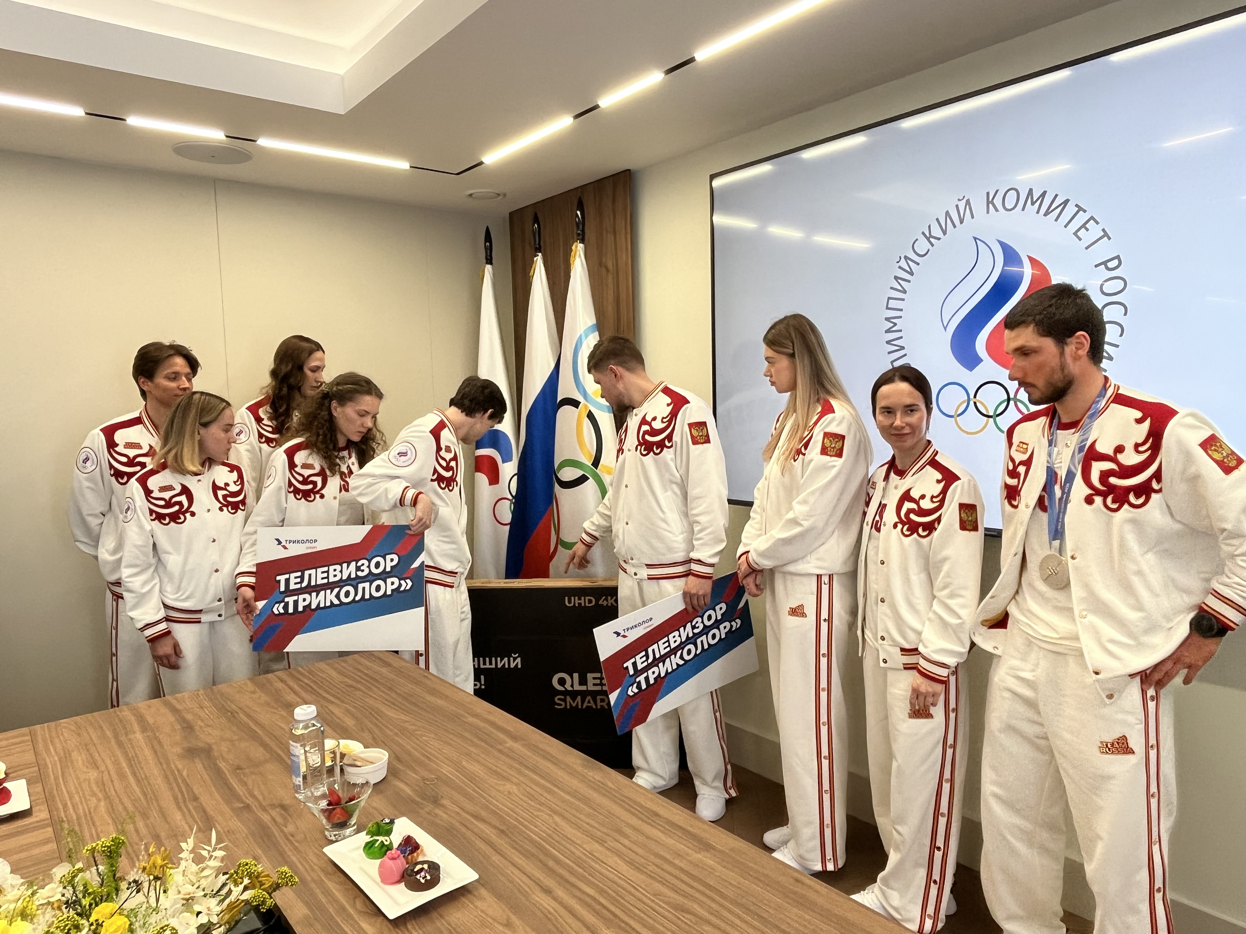 Чествование спортсменов: «Триколор» поддержал российских олимпийцев и паралимпийцев