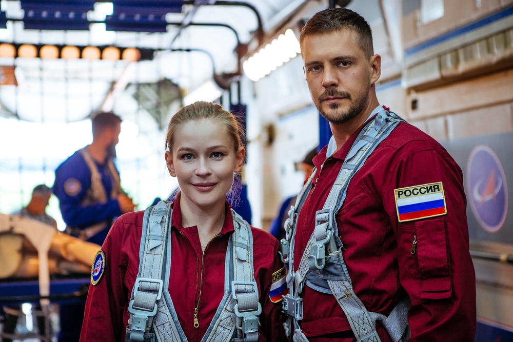 Что не увидим в кинотеатре: в сети выходит документальный проект о съемках первого фильма, снятого в космосе, – «Вызов»