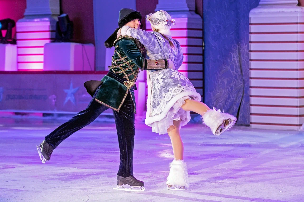 Зимняя пора: на Конюшенной площади в Петербурге открывается новогодний каток