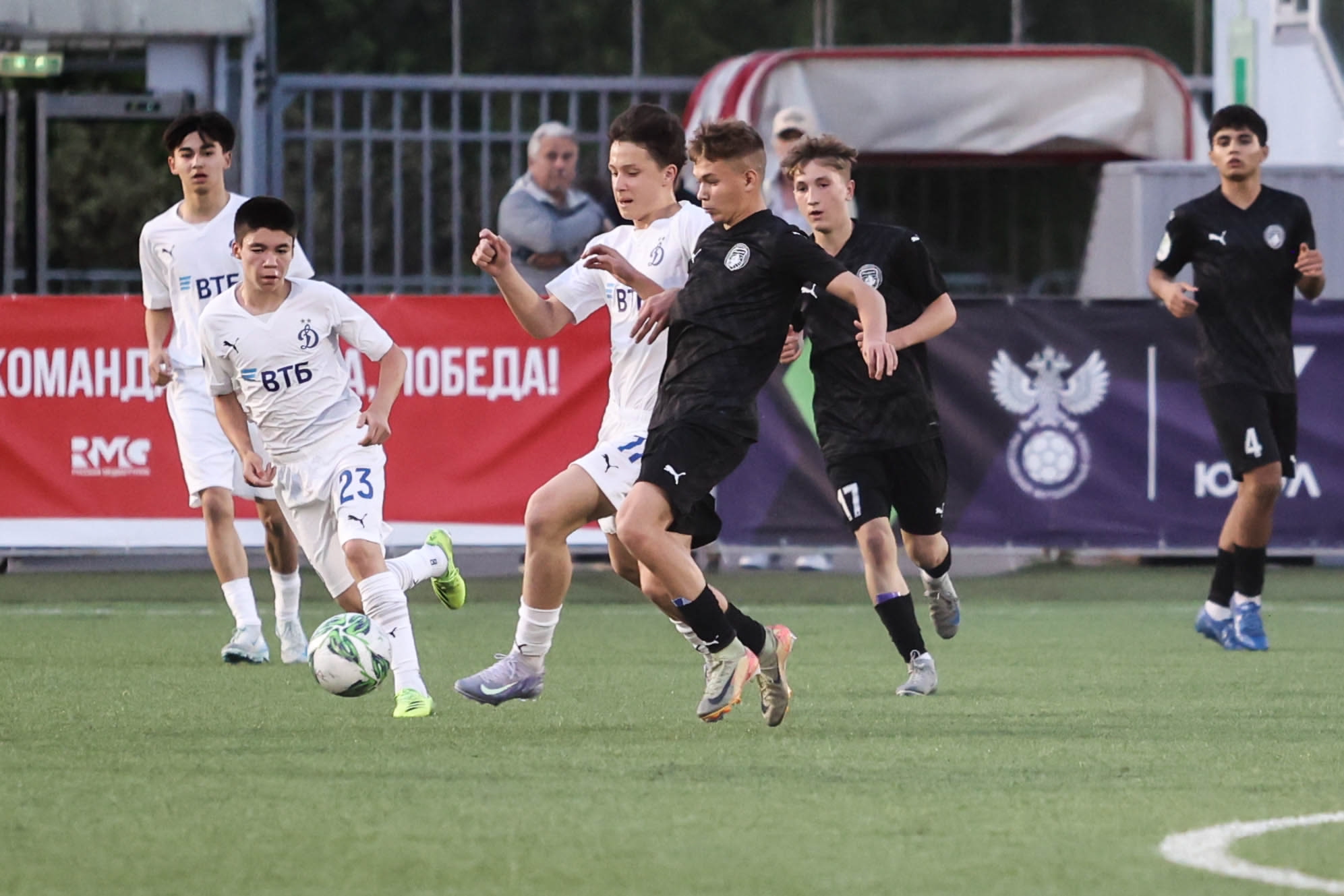 Битвы талантов в Подмосковье: смотрим матчи «Динамо» – «Родина» 25-го тура ЮФЛ на каналах «Мяч» и «Триколор Спорт 4»