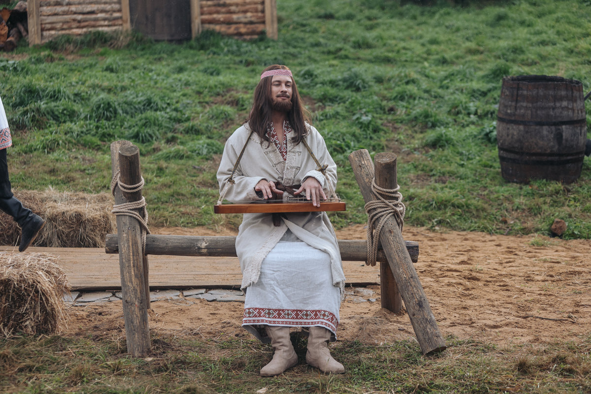 Старт съемок для ТНТ: Никита Кологривый отправится в XIII век в новом комедийном сериале «Очень древняя Русь»