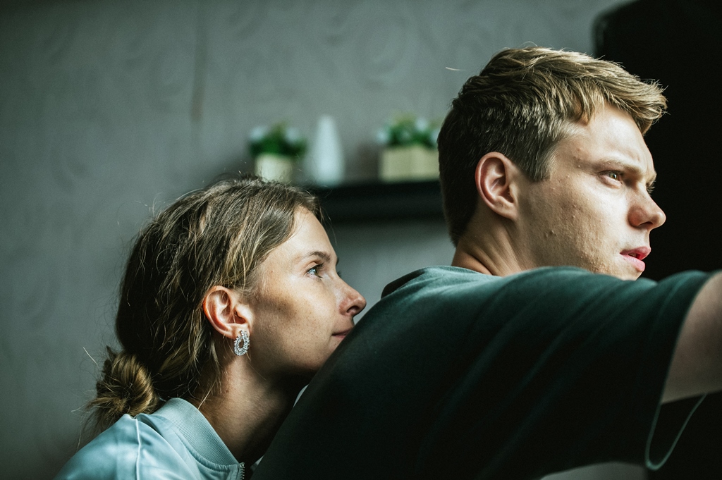 Из 90-х в наши дни: в Сети выходит сериал «Отмороженные» со Светланой Ивановой и Яном Цапником