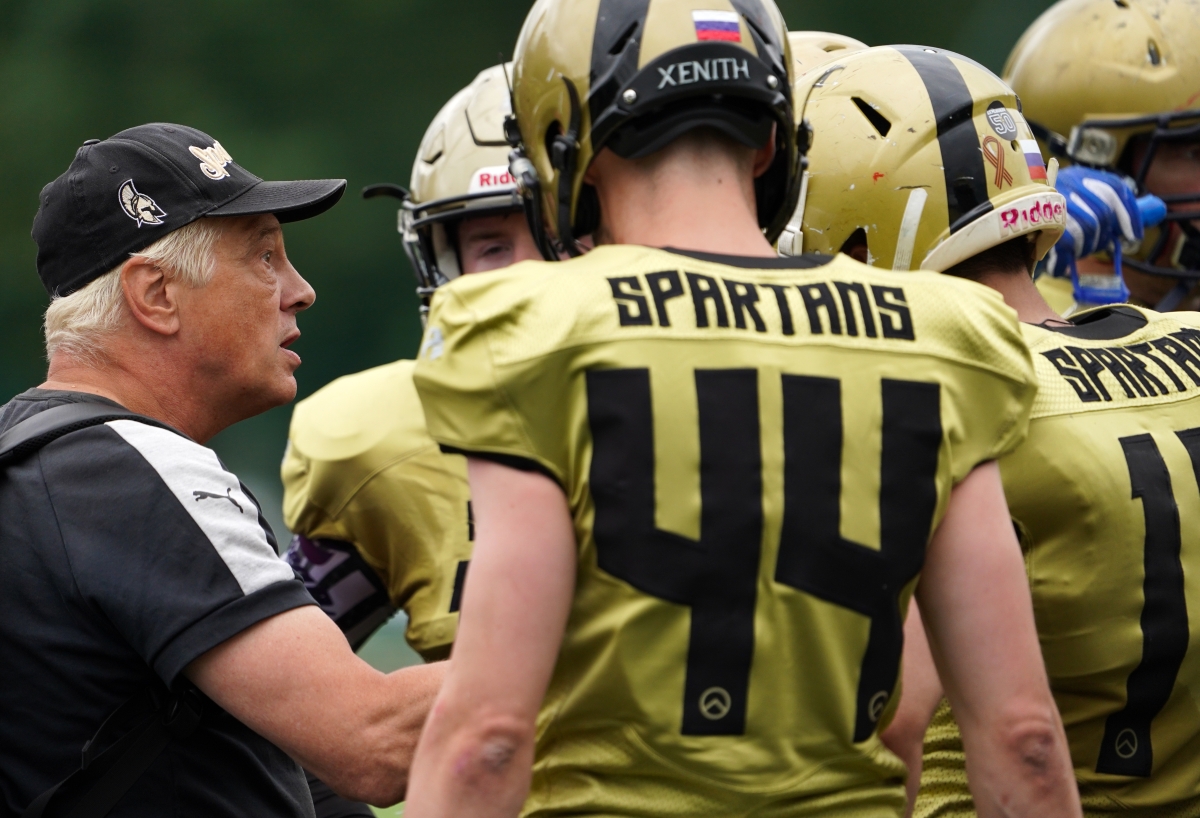 В выходные смотрим матчи чемпионата России по американскому футболу «Спартанцы» – «Рейдерс 52» и «Капитал Шаркс» – «Моторы» на каналах «ТВ Спорт» и «Триколор Спорт 2»