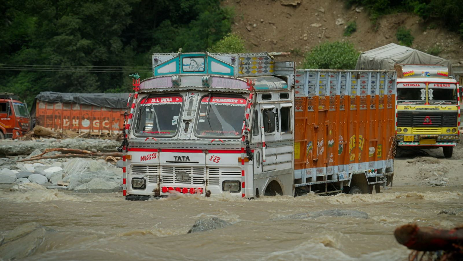 На телеканале «Приключения» стартует новый проект «Самые опасные дороги мира»