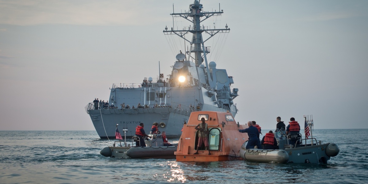 Он покидает судно последним