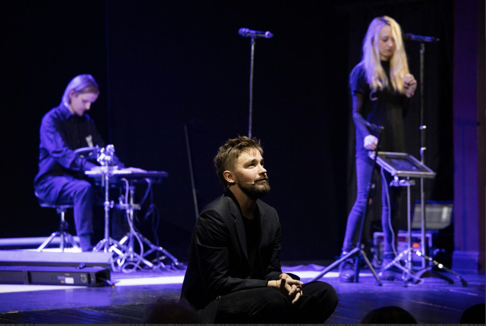 О настоящей любви и бесконечности: СТС покажет сценическое шоу Александра Петрова «Планета Максимус»