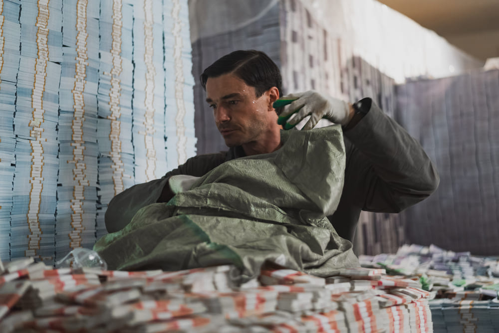 О жизни мошенников: опубликованы первые кадры сериала «Чужие деньги» по сценарию Сергея Минаева