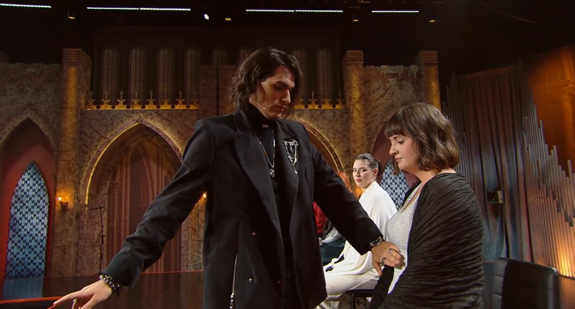 Женская тройка и тело Олега Шепса: в новом выпуске шоу «Экстрасенсы. Реванш» медиум раскрыл секрет своей первой татуировки