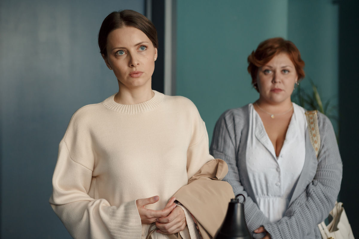 На телеканале «Россия 1» выходит новый мини-сериал «Полет птицы» с Александром Константиновым