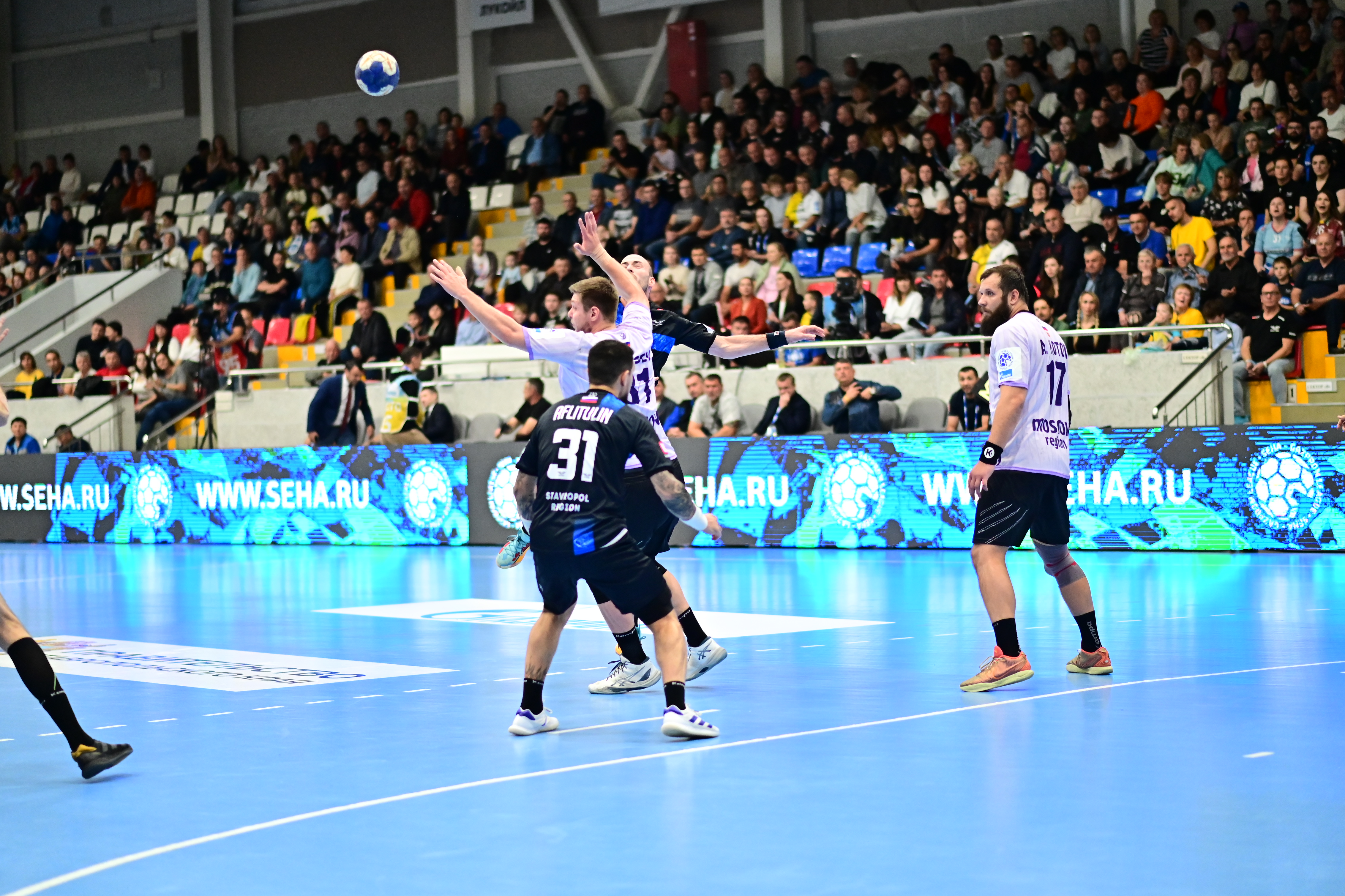 В погоне за ещё одним трофеем: смотрим четвертьфинал Кубка России по гандболу «Чеховские Медведи» – «ВиктОр» на канале «Мяч»