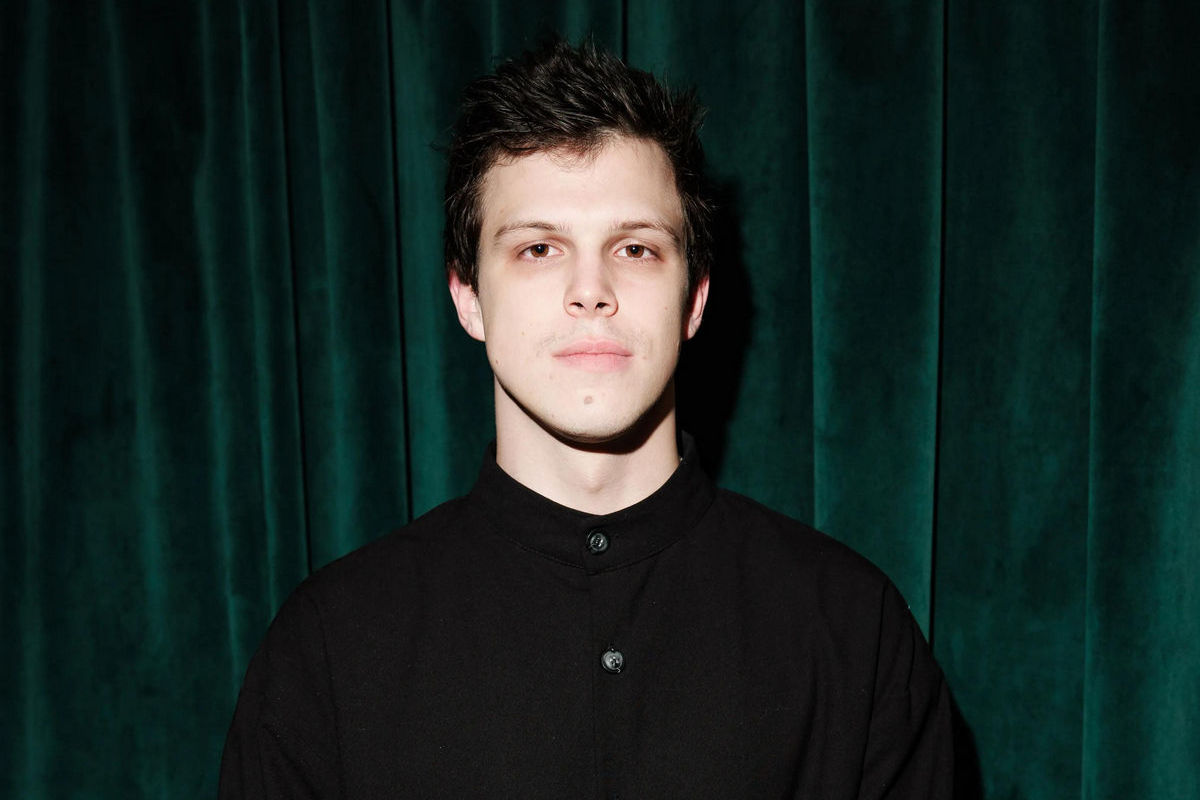 «Вслушаться и всмотреться в советскую эстраду»: актер Гриша Верник о съемках сериала «ВИА "Васильки"»