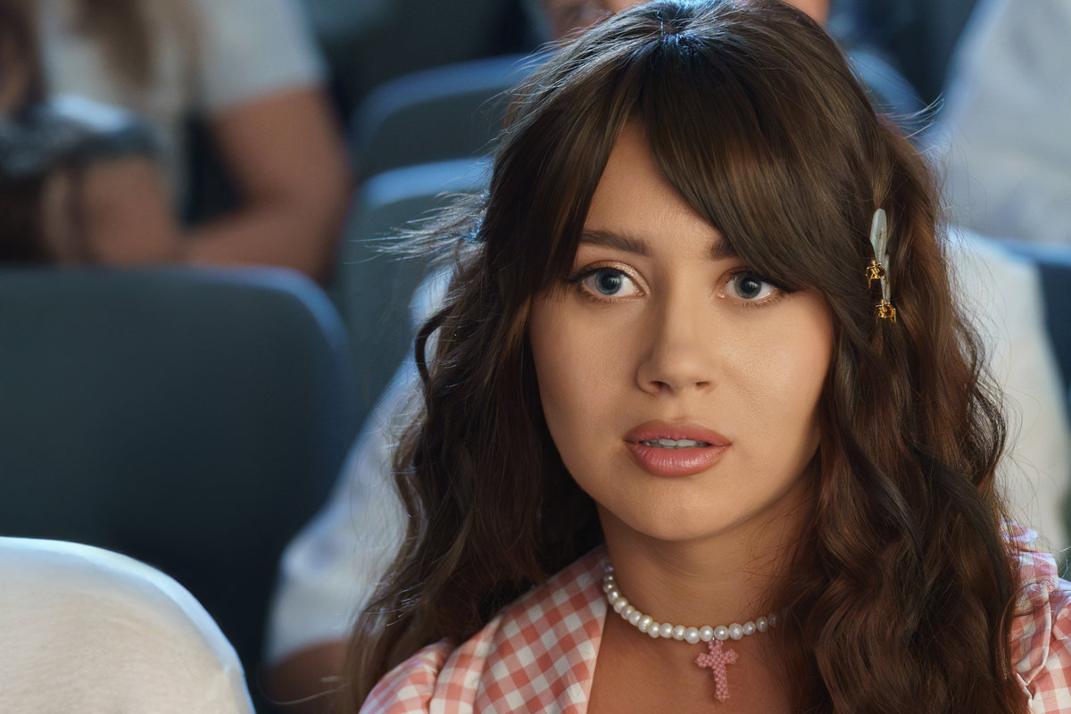 Новая Вика Прутковская: на телеканале «Пятница!» выходит премьера ситкома «Няня Оксана»