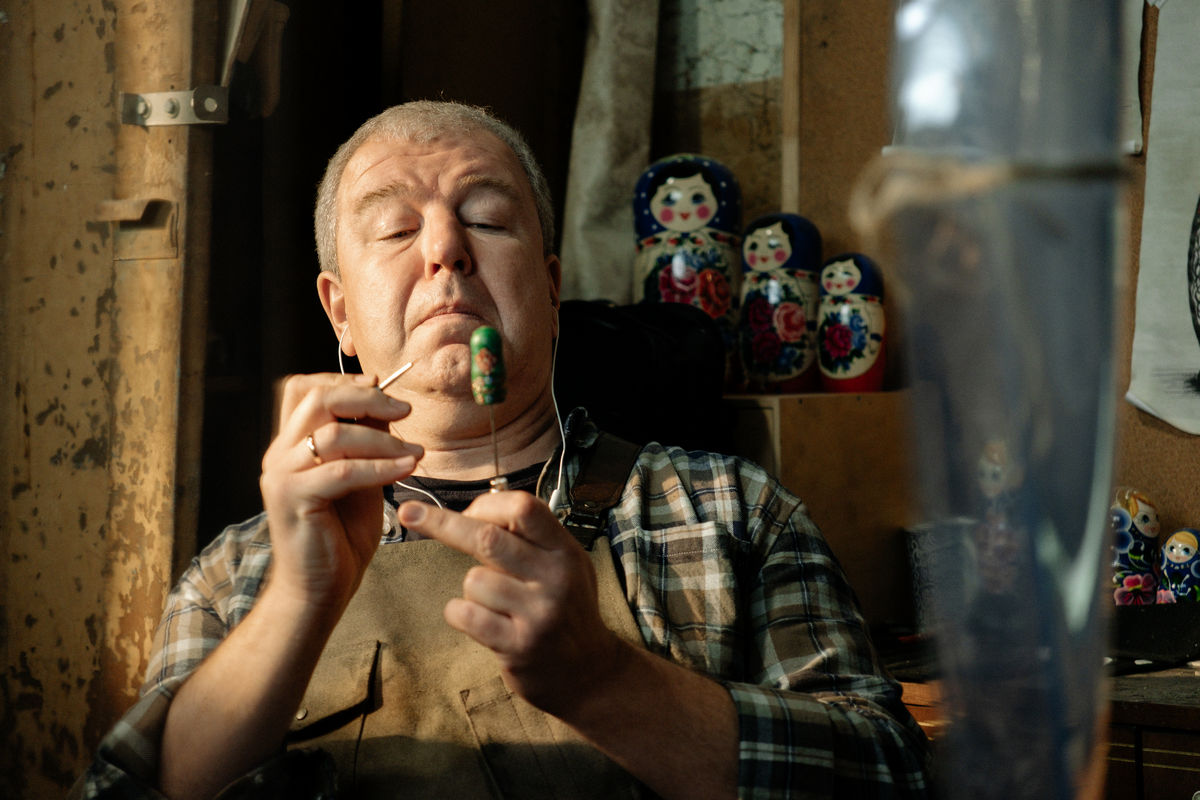 Мастер нейл-услуг: Стартовали съемки «Мистер Ноготь» с Александром Робаком в главной роли