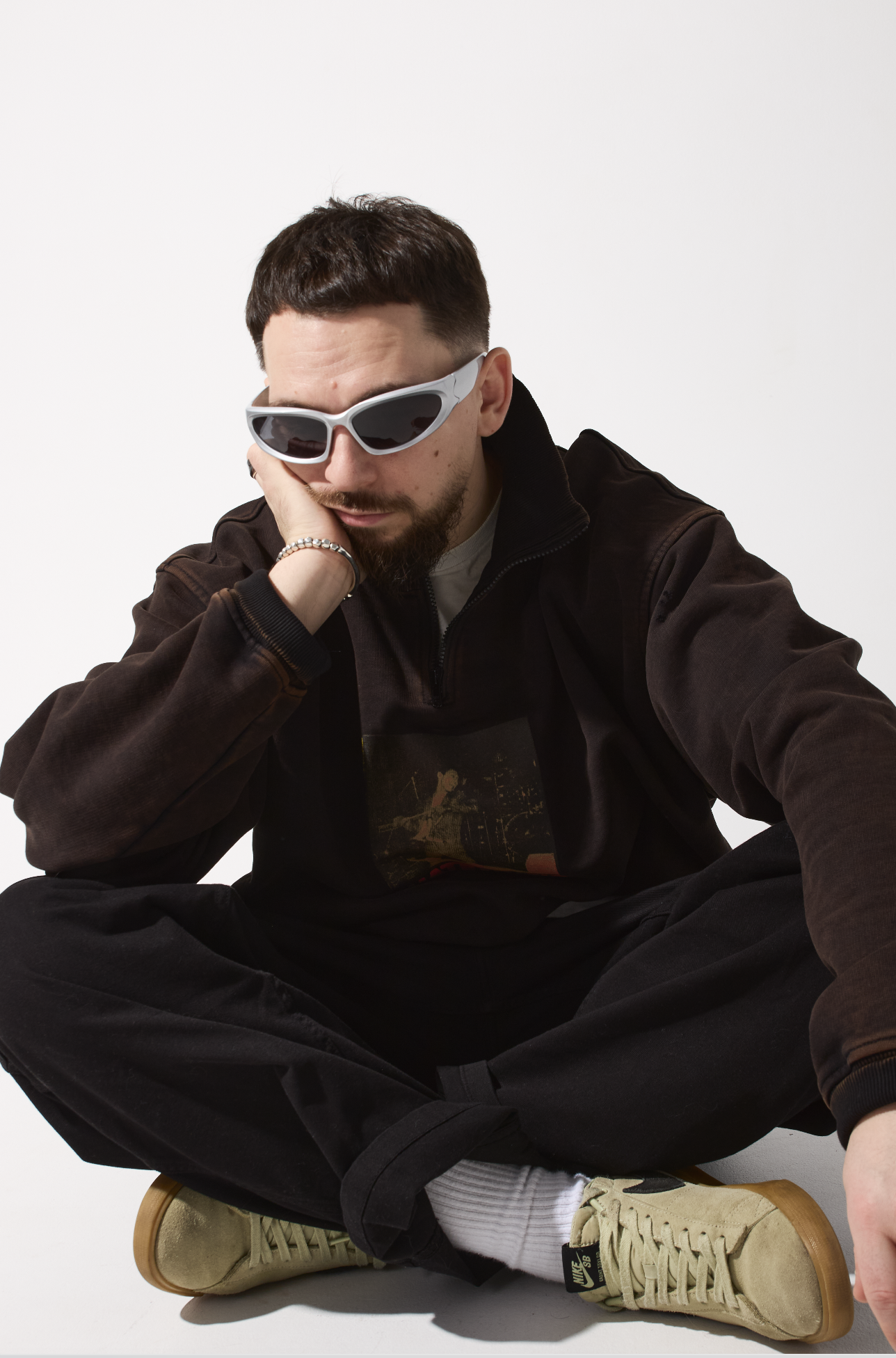 Задушевный петербургский рок: Хмыров выступит 27 июня на ROOF FEST