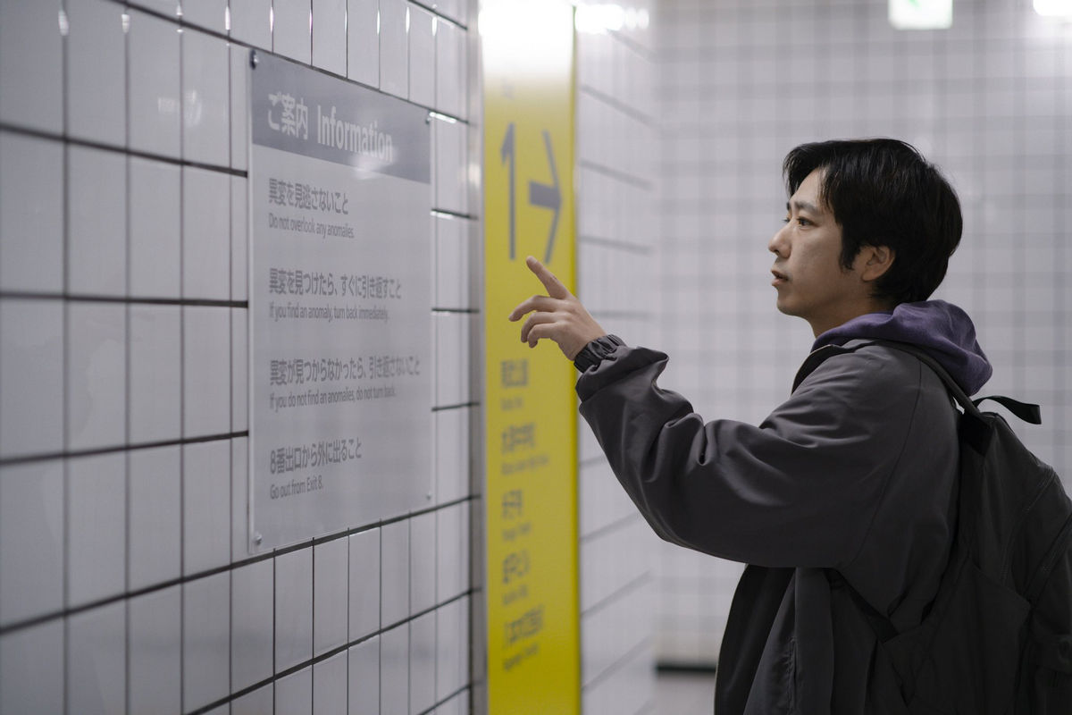 В нашем прокате стартует страшная японская экранизация популярной компьютерной игры «Выход 8» о застрявшем в подземке человеке