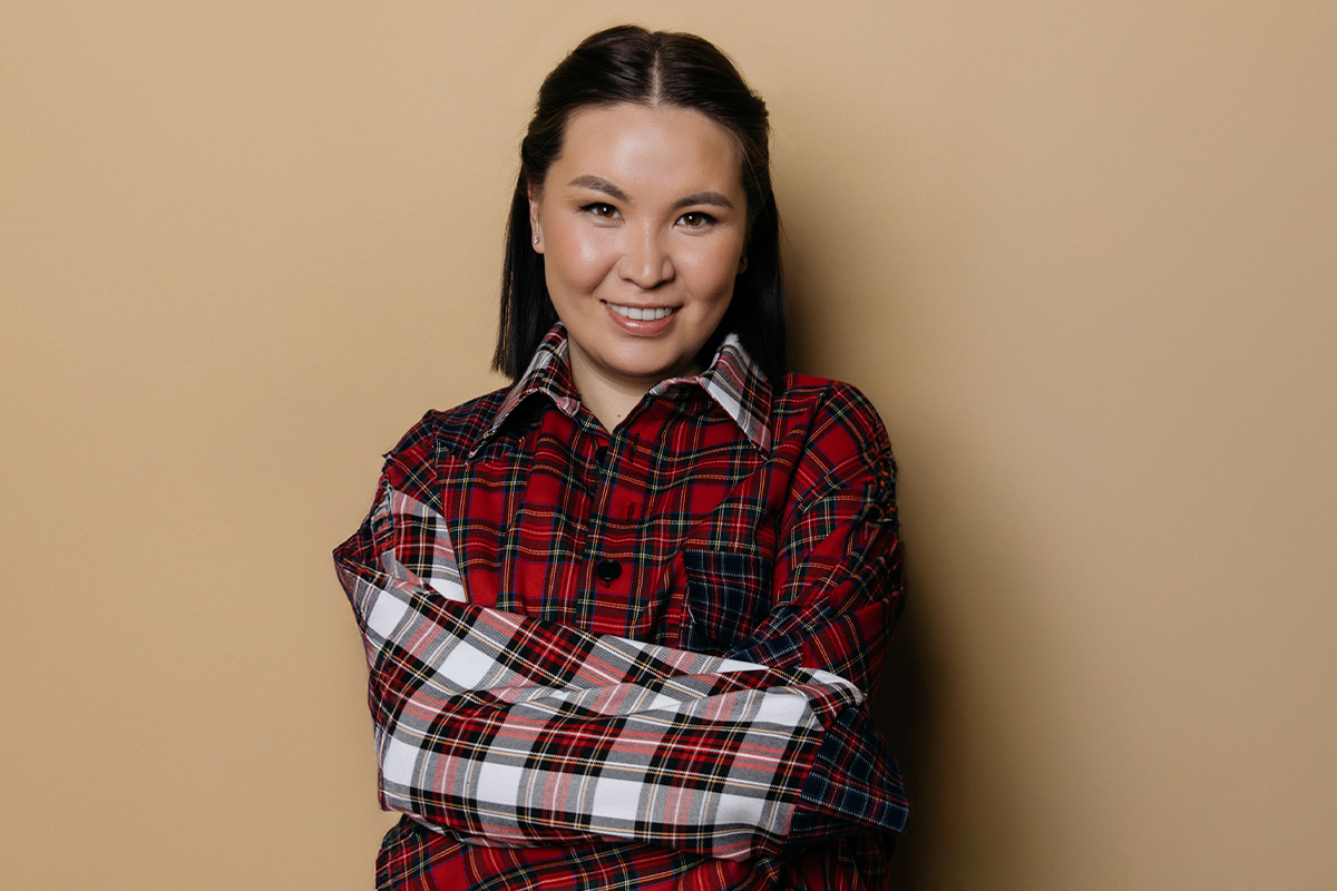 Посмеяться от души: сценарист и стендап-комик Сауле Юсупова выступит в Санкт-Петербурге