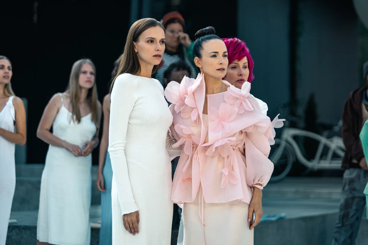 Новые фото: завершились съемки нового сезона комедийной антиутопии «Два холма»