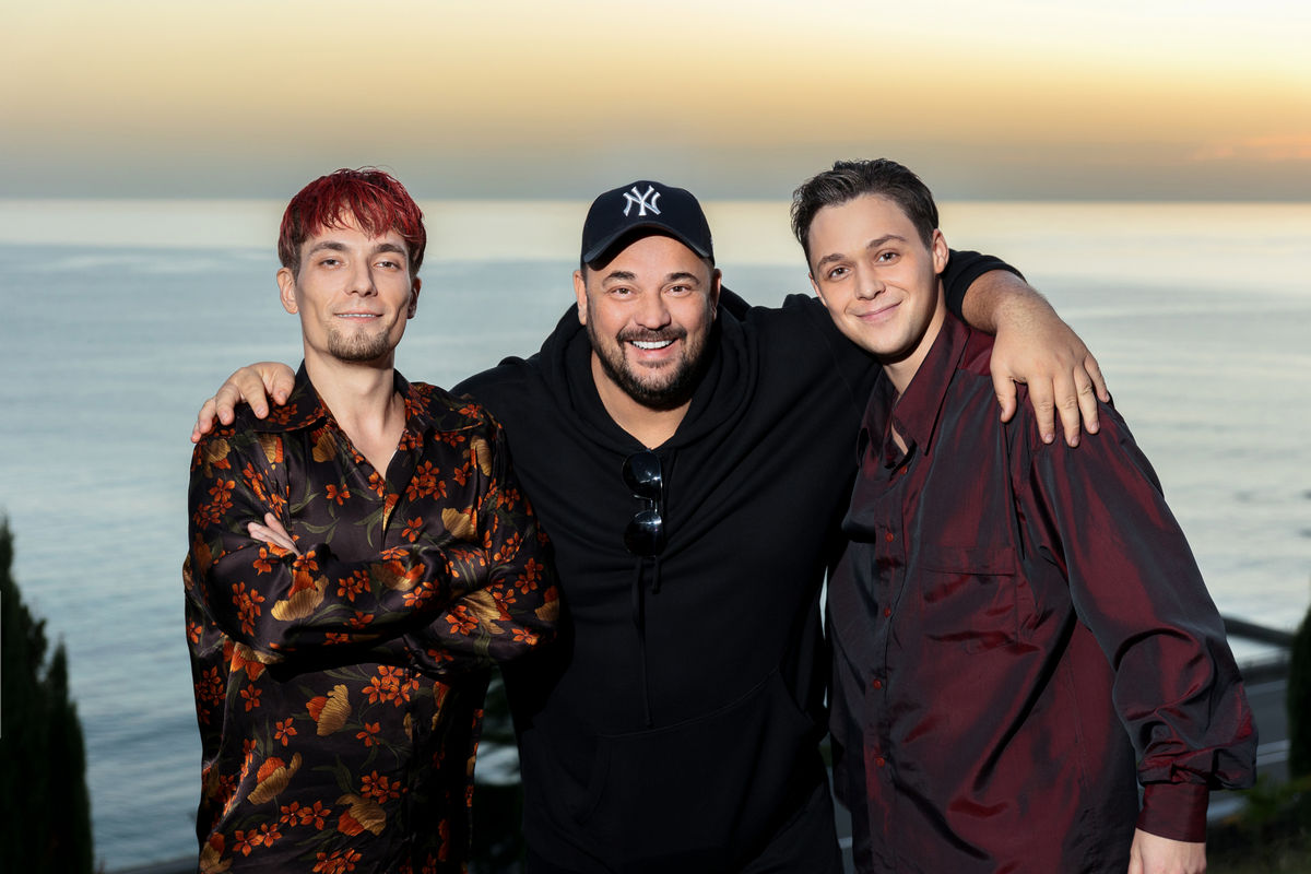 Шлягеры на экране и на сцене: НТВ устроит телепремьеру фильма «Руки Вверх!» и концерта Сергея Жукова в «Лужниках»