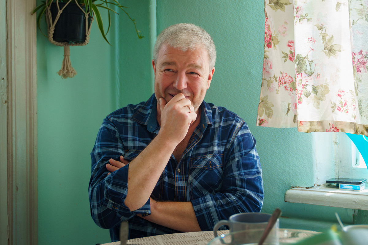 Свой в доску: Александр Робак станет «Киберпапой» в новом комедийном сериале, стартующем на ТНТ