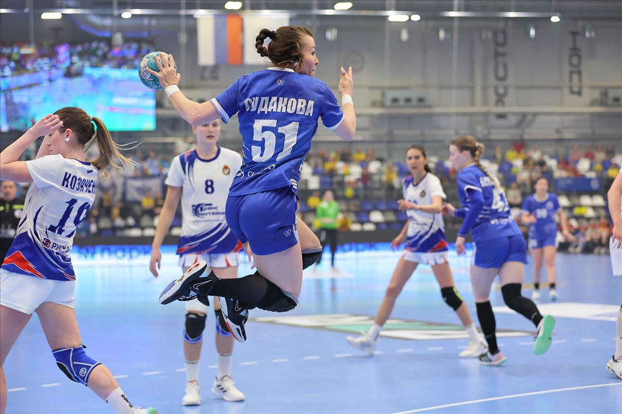 Чемпионки против самого успешного клуба: смотрим четвертьфинальный матч женского чемпионата России по гандболу ЦСКА – «Динамо-Синара» на канале «ТВ Спорт»