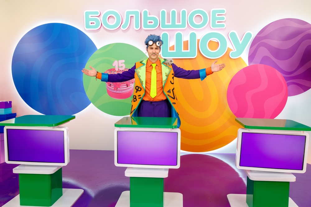 Праздник с отрывками из мультфильмов: премьера познавательной игры «Большое шоу» стартует на телеканале «Карусель»